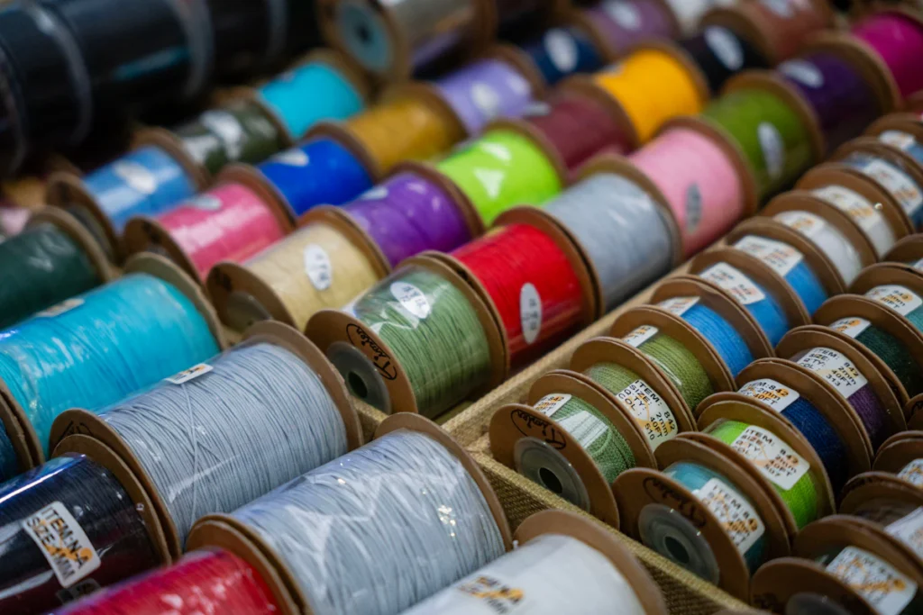 Spools of stitching thread in many colors lined up